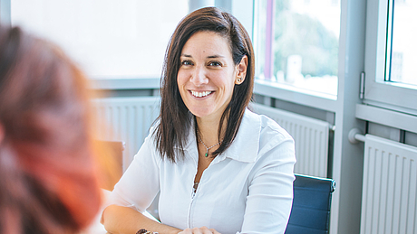 Portraitfoto Yasemine Aktün, Leiterin Sucht