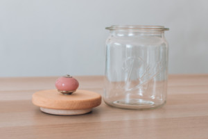 Vorratsglas Ahornholzdeckel rosa Knopf