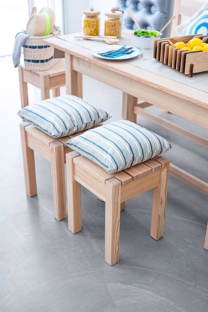 Holzhocker mit Pölstern