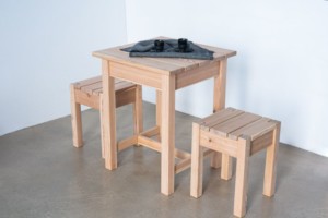 Holzhocker mit Bistrotisch