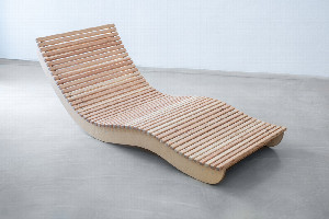 Liege aus Holz