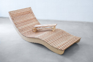 Liege aus Holz mit Kopfstütze