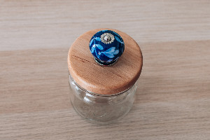 Vorratsglas Erlenholzdeckel blauer Knopf
